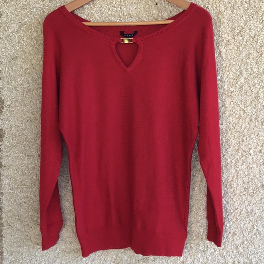 Ispiri beautiful red sweater with key hole in front metal across